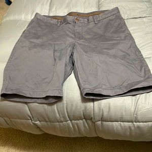 Tommy Bahama Mens Shorts 10” Gray.  Size 40